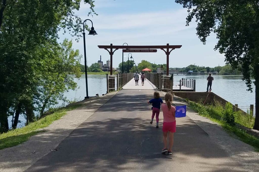 Kids hiking at Fritse Park and Trestle Trail in Neenah