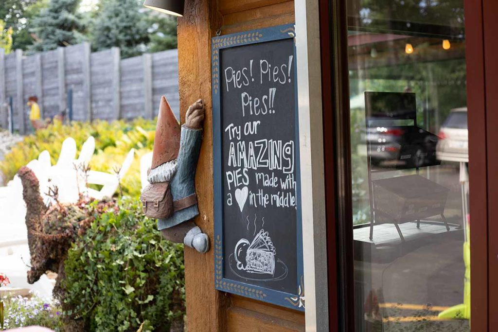 wandering table food bus