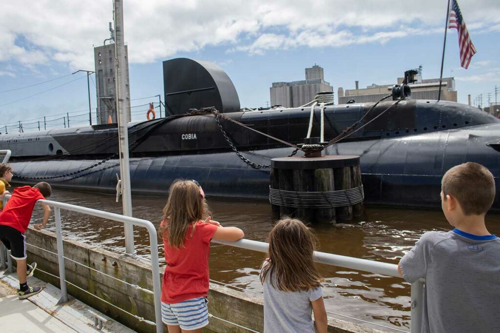 kids looking at Manitowoc submarine
