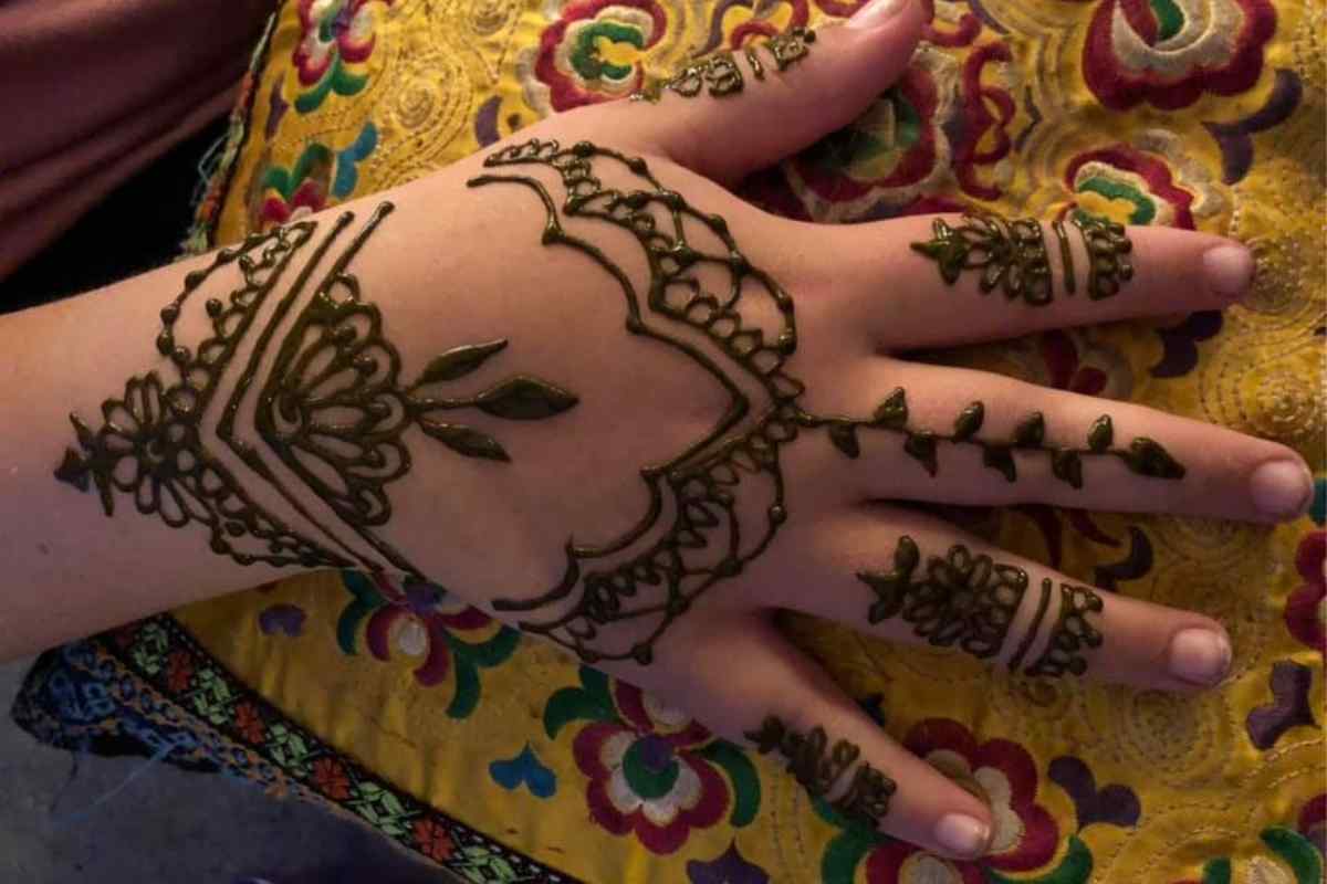 henna tattoo at market on main