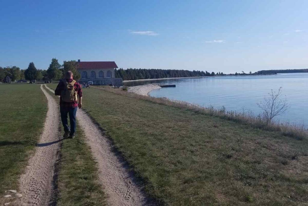 Trail along the shore at Rock Island State Park